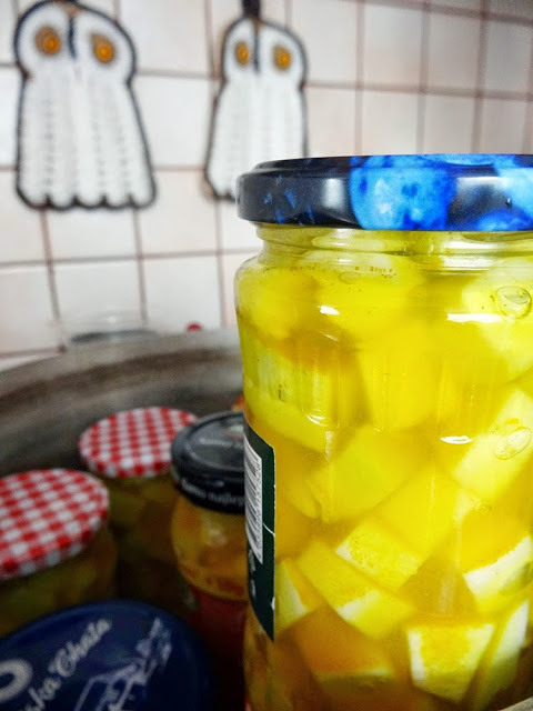 cukinia z kurkumą cukinia w zalewie octowej