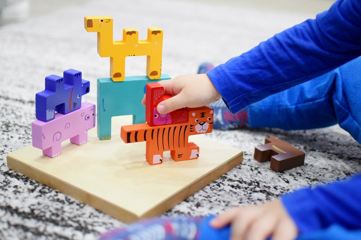 Ćwiczymy małe rączki – 4 zabawki wspierające rozwój ruchowy dziecka