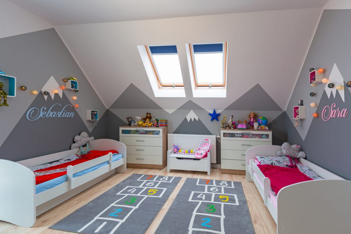 Modern bedroom for boy and girl with furnitures and toys Jak urządzić pokój dziecięcy – 5 pomysłów i inspiracji