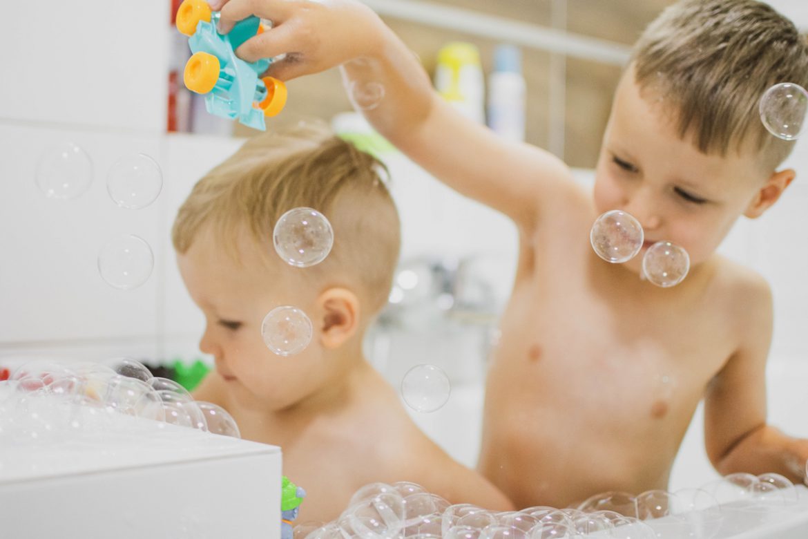 Łazienka jako park wodny – praktyczne rozwiązania do łazienki dla dzieci